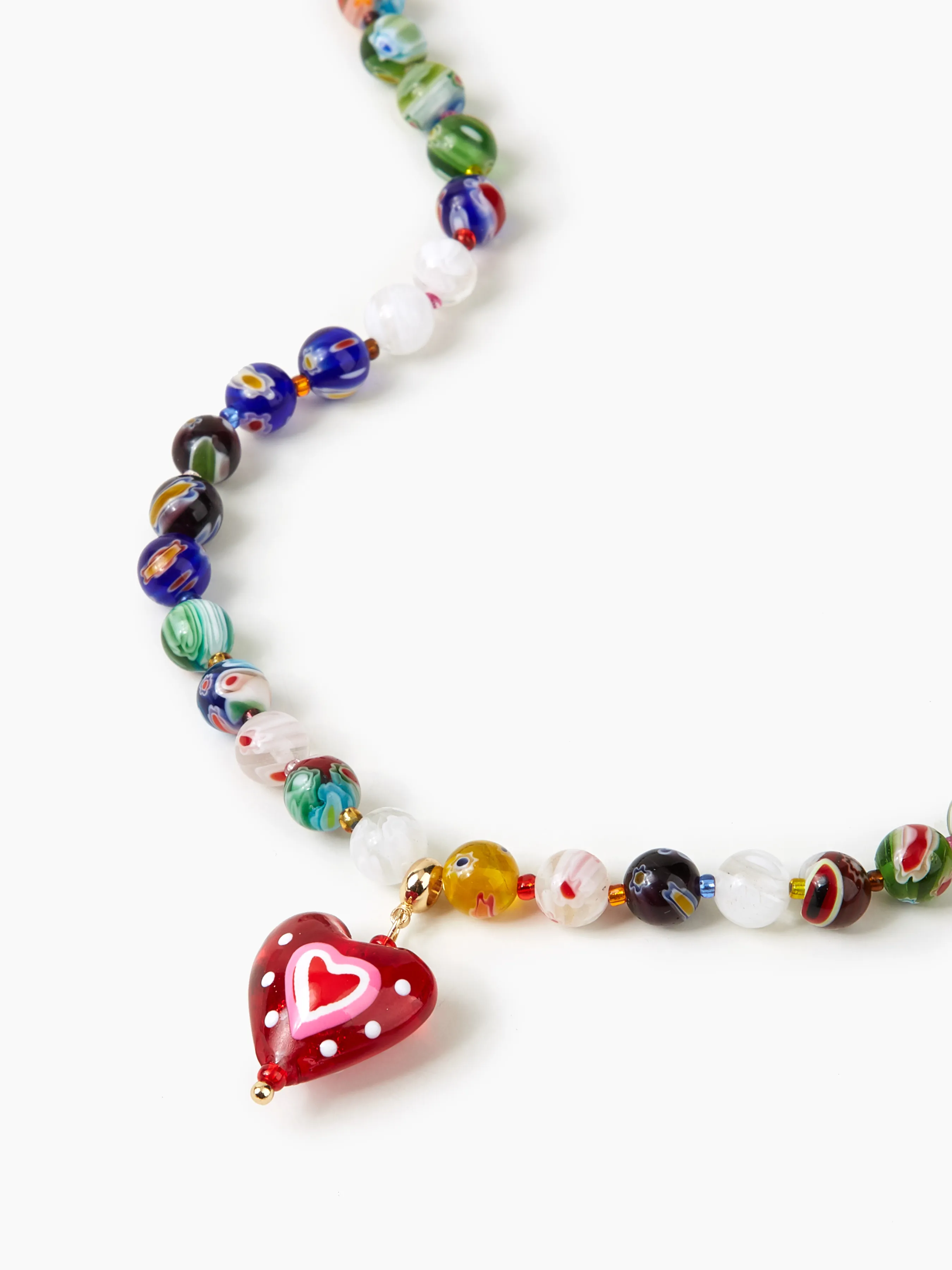 Collar con colgante de corazón decorado con cuentas de vidrio