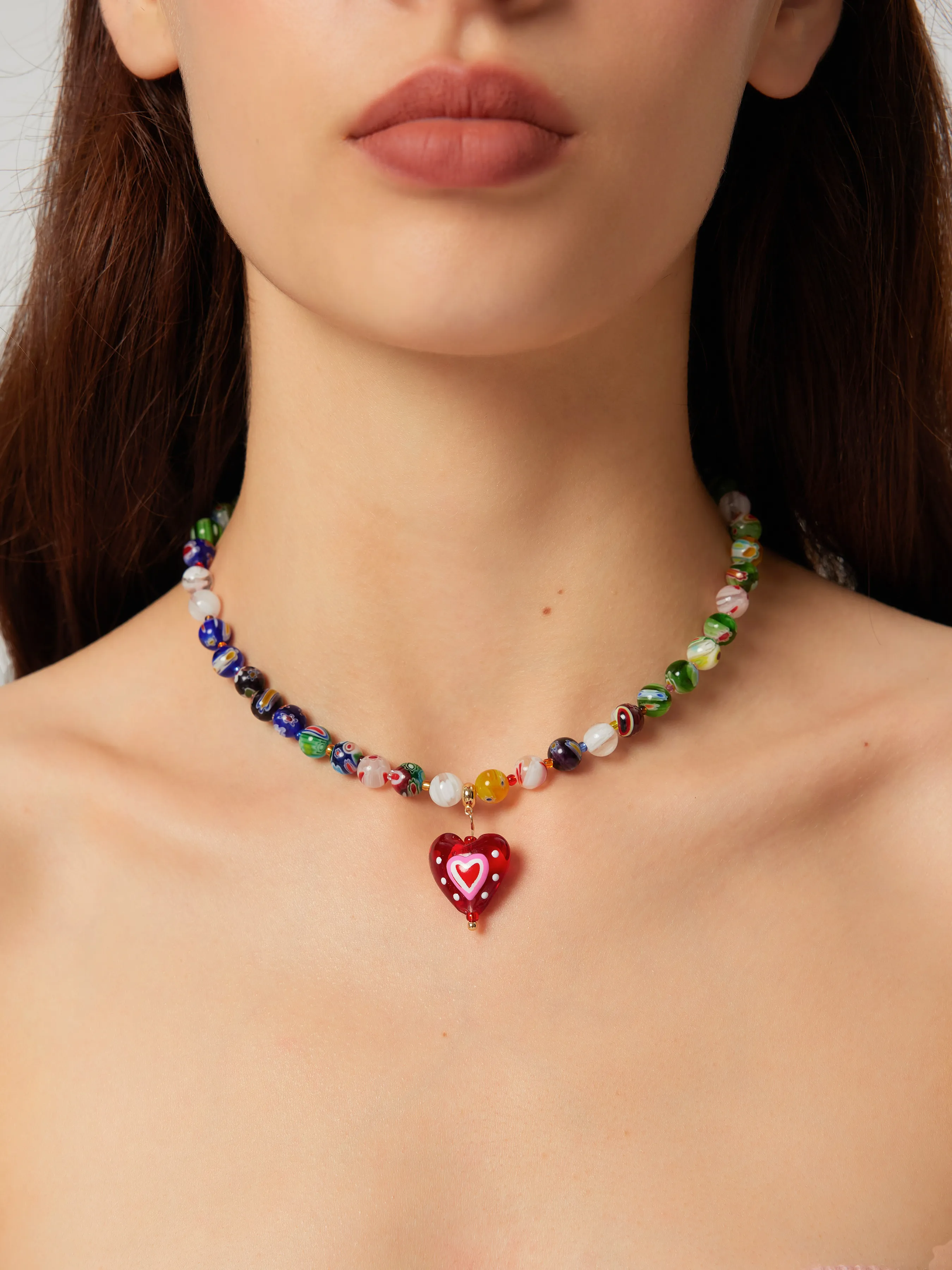 Collar con colgante de corazón decorado con cuentas de vidrio